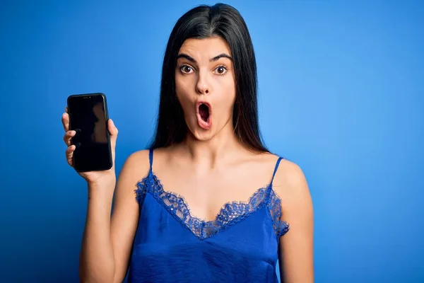 Ung Vacker Brunett Kvinna Bär Blå Underkläder Håller Smartphone Visar — Stockfoto