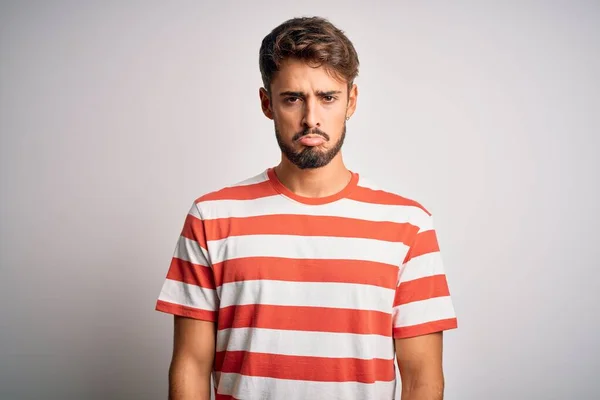 Ung Stilig Man Med Skägg Bär Randig Shirt Står Över — Stockfoto