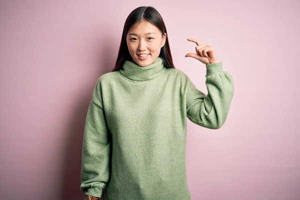 Jonge Mooie Aziatische Vrouw Draagt Groene Winter Trui Roze Gesoldeerde — Stockfoto