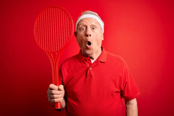 Cinzento Cabelos Seniores Jogador Tênis Homem Segurando Raquete Sobre Vermelho — Fotografia de Stock