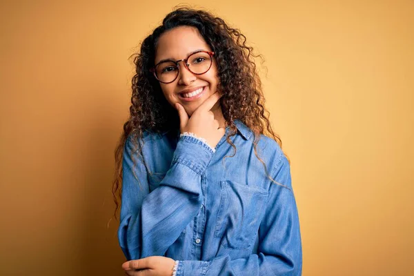 Hermosa Mujer Con Pelo Rizado Con Camisa Mezclilla Casual Gafas —  Fotos de Stock