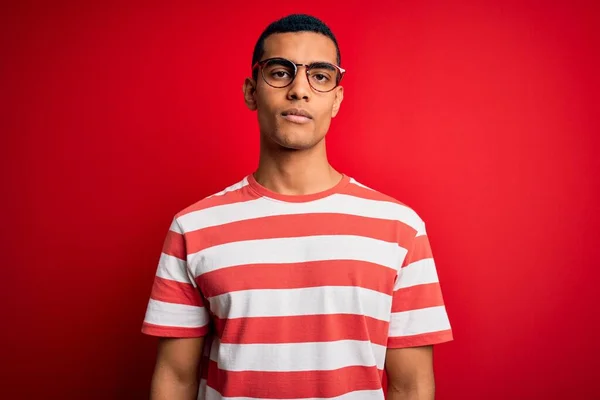 Νεαρός Όμορφος Αφροαμερικάνος Που Φοράει Casual Ριγέ Shirt Και Γυαλιά — Φωτογραφία Αρχείου