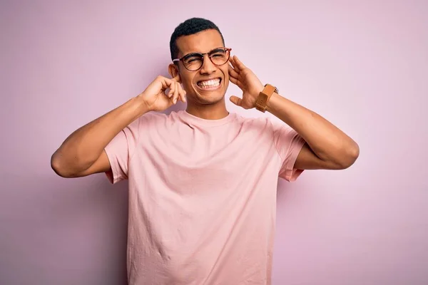 Hombre Afroamericano Guapo Con Camiseta Casual Gafas Sobre Fondo Rosa — Foto de Stock