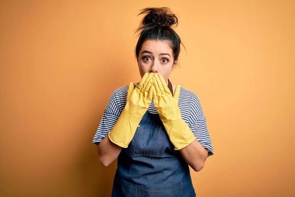 Giovane Donna Più Pulita Bruna Indossa Guanti Pulizia Sfondo Giallo — Foto Stock