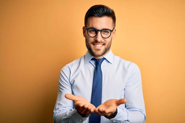 Joven Hombre Negocios Guapo Con Corbata Gafas Pie Sobre Fondo —  Fotos de Stock