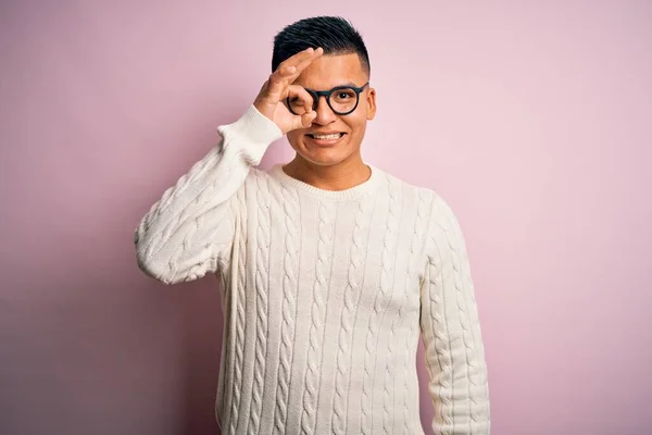 Ung Stilig Latinamerikansk Man Bär Vit Casual Tröja Och Glasögon — Stockfoto