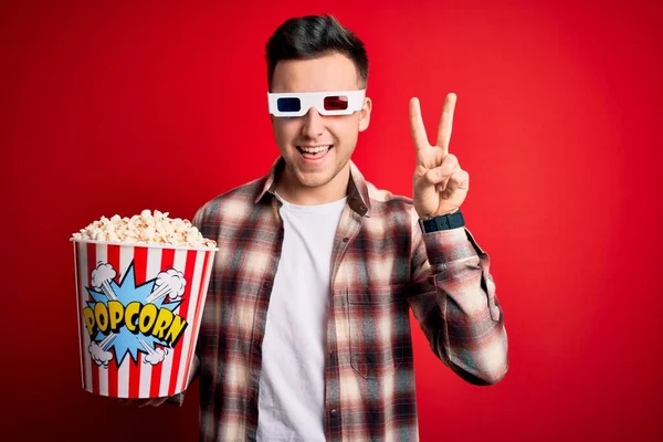 Giovane Uomo Caucasico Bello Indossa Occhiali Film Mangiare Popcorn Sorridente — Foto Stock