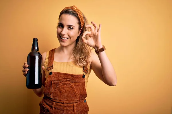 Joven Hermosa Mujer Rubia Bebiendo Botella Cerveza Sobre Fondo Amarillo — Foto de Stock