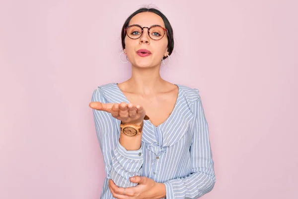 Ung Vacker Kvinna Bär Casual Randig Skjorta Och Glasögon Över — Stockfoto