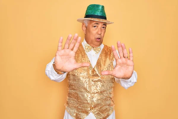 Starší Šedovlasý Muž Středního Věku Oblečený Brazilského Karnevalového Pudinku Žlutém — Stock fotografie