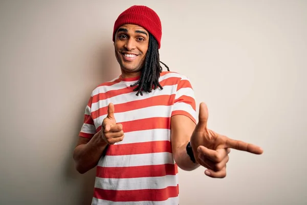 Jonge Knappe Afro Amerikaanse Man Met Dreadlocks Met Gestreept Shirt — Stockfoto