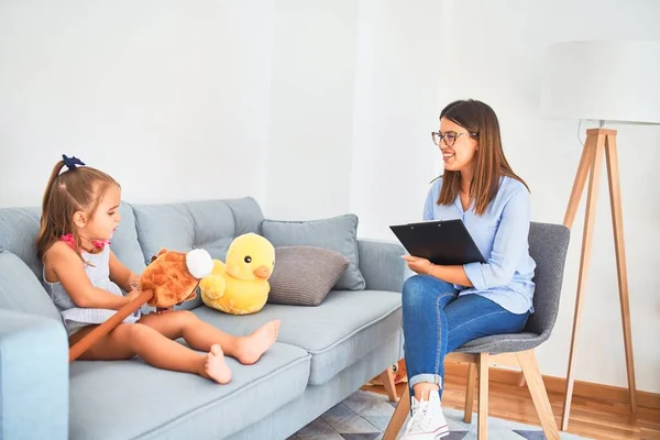 Mujer Terapeuta Joven Que Habla Trata Niños Consejera Corrección Comportamiento —  Fotos de Stock