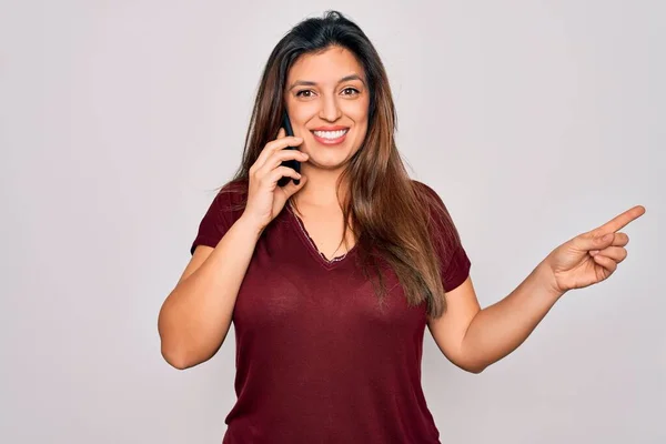 Mulher Hispânica Jovem Ter Uma Conversa Falando Smartphone Sobre Fundo — Fotografia de Stock