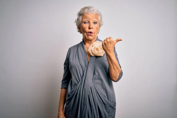 Senior Belle Femme Aux Cheveux Gris Portant Une Robe Décontractée — Photo