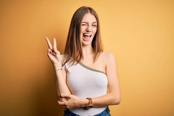 Joven Mujer Pelirroja Hermosa Con Camiseta Casual Sobre Fondo Amarillo —  Fotos de Stock