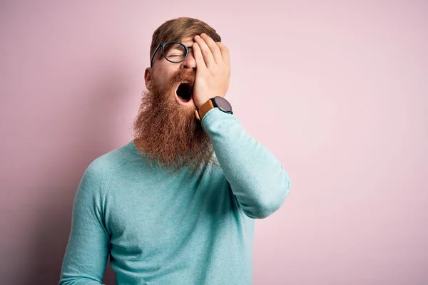 Knappe Ierse Roodharige Man Met Baard Met Een Bril Een — Stockfoto