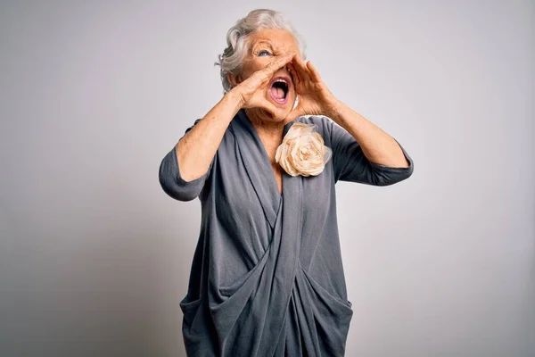Senior Gyönyörű Ősz Hajú Visel Alkalmi Ruhát Áll Fehér Háttér — Stock Fotó