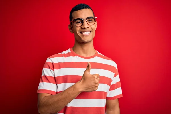 Jovem Afro Americano Bonito Vestindo Camiseta Listrada Casual Óculos Fazendo — Fotografia de Stock