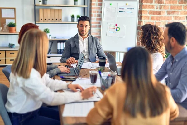 Gruppe Von Geschäftsleuten Die Zusammenarbeiten Mit Laptop Schreibtisch Sitzen Und — Stockfoto