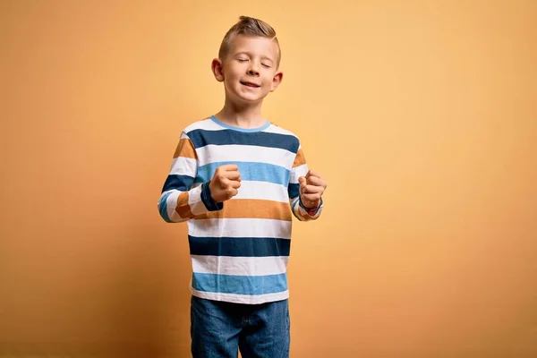 Ein Kleines Kaukasisches Kind Mit Blauen Augen Bunt Gestreiftem Hemd — Stockfoto