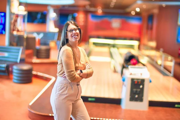 Jeune Belle Femme Souriante Heureuse Confiante Debout Avec Sourire Bowling — Photo