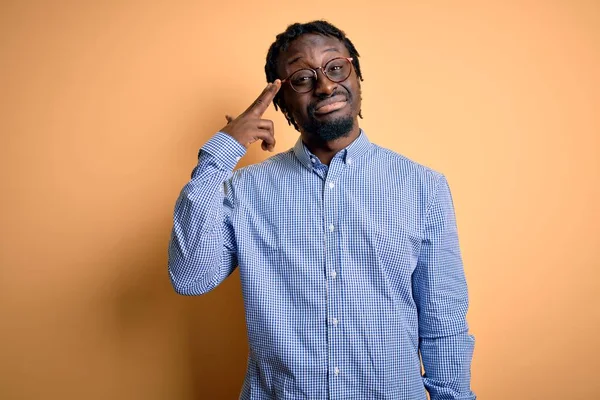 Genç Yakışıklı Afro Amerikalı Adam Sarı Arka Planda Gözlüklü Gömlek — Stok fotoğraf