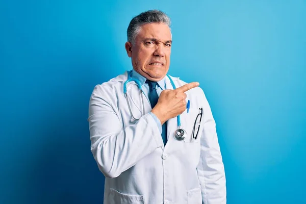 Orta Yaşlı Yakışıklı Gri Saçlı Ceketli Mavi Steteskoplu Bir Doktor — Stok fotoğraf