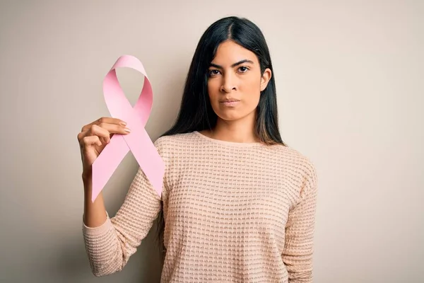 Ung Vacker Latinamerikansk Kvinna Som Håller Bröstcancer Medvetenhet Rosa Band — Stockfoto