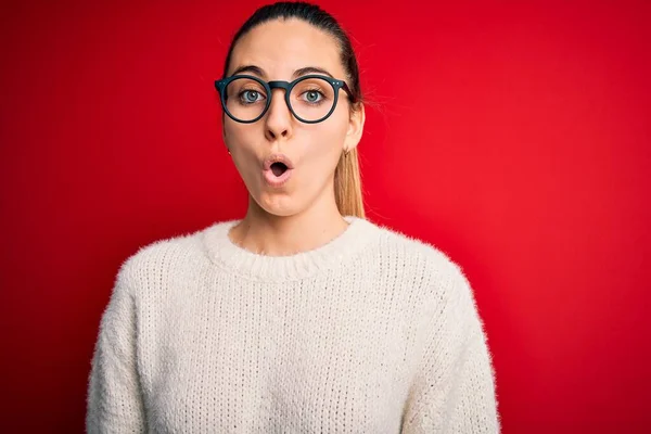 Schöne Blonde Frau Mit Blauen Augen Trägt Pullover Und Brille — Stockfoto