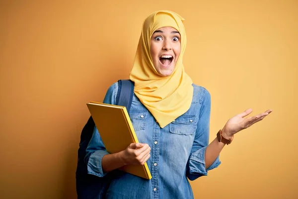 Junges Studentenmädchen Muslimischem Hijab Und Rucksack Mit Buch Vor Gelbem — Stockfoto