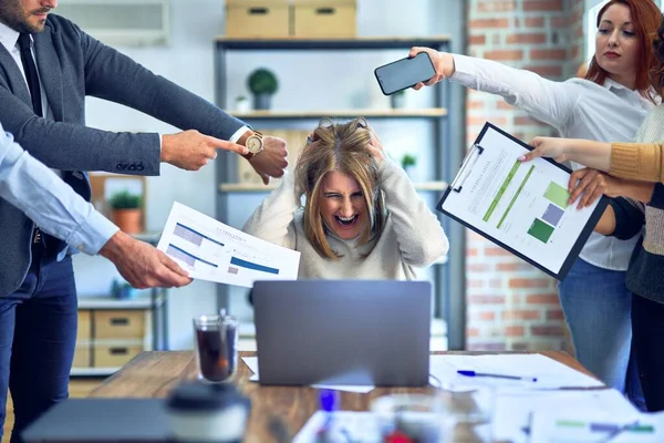 Grupo Trabajadores Empresariales Que Trabajan Juntos Socios Haciendo Hincapié Uno —  Fotos de Stock