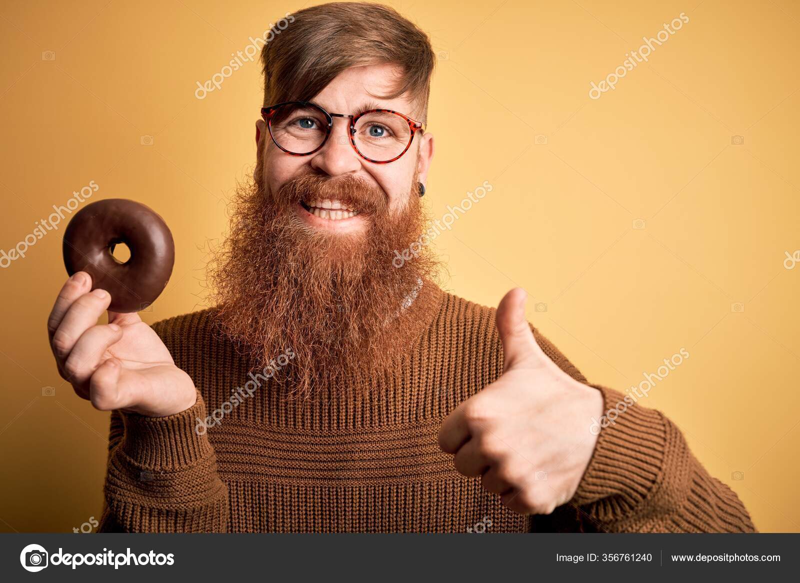 Rødhåret Irsk Mann Med Skjegg Som Spiser Sjokoladesmultring Gul Bakgrunn –  stockfoto © Krakenimages.com #356761240, image size:1600x1167