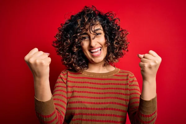 Jonge Mooie Krullende Arabische Vrouw Draagt Casual Gestreepte Trui Staan — Stockfoto