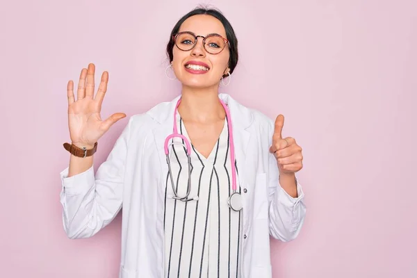 Belle Médecin Femme Aux Yeux Bleus Portant Manteau Stéthoscope Sur — Photo