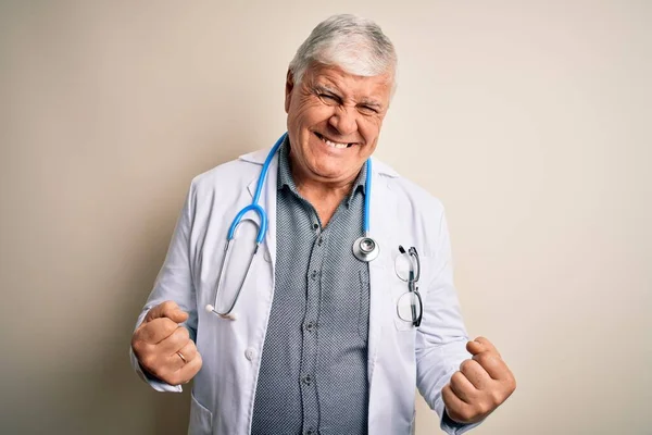 Älterer Gutaussehender Hagerer Arzt Mantel Und Stethoskop Vor Weißem Hintergrund — Stockfoto