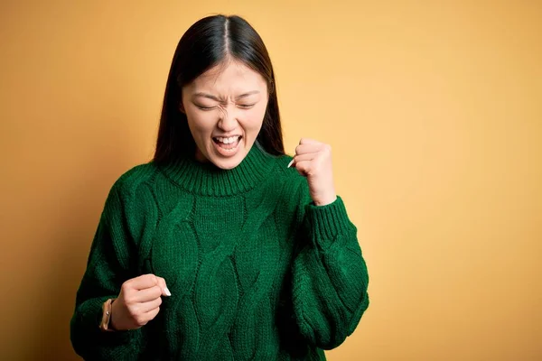 Jovem Bela Mulher Asiática Vestindo Camisola Inverno Verde Sobre Fundo — Fotografia de Stock