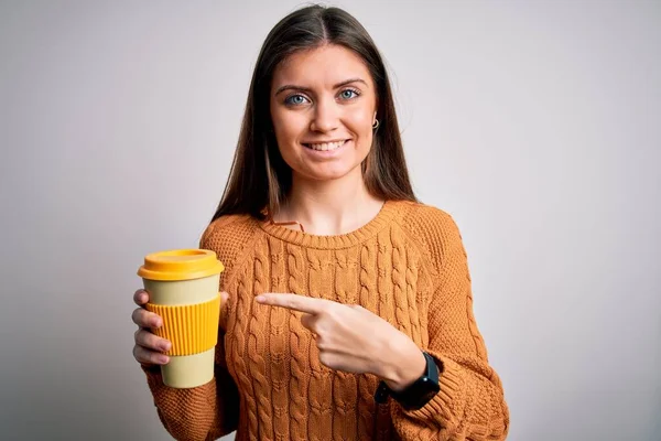 Jovem Mulher Bonita Com Olhos Azuis Beber Xícara Café Takeaway — Fotografia de Stock