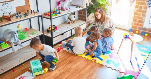 Vacker Lärare Och Grupp Småbarn Leker Runt Massor Leksaker Dagis — Stockfoto