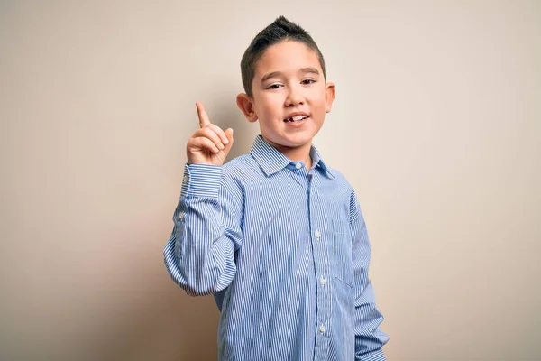 Niño Pequeño Que Lleva Una Camisa Elegante Pie Sobre Fondo — Foto de Stock
