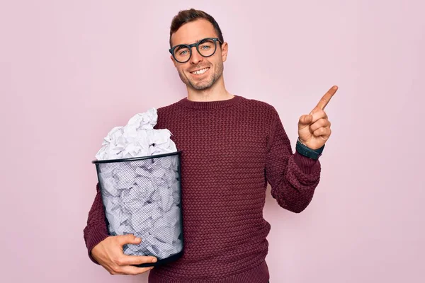 Hombre Guapo Con Ojos Azules Usando Gafas Sosteniendo Cubo Papel —  Fotos de Stock