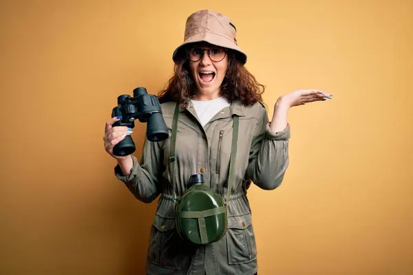 Красивая Туристическая Женщина Отпуске Шляпе Исследователя Водяной Столовой Помощью Бинокля — стоковое фото