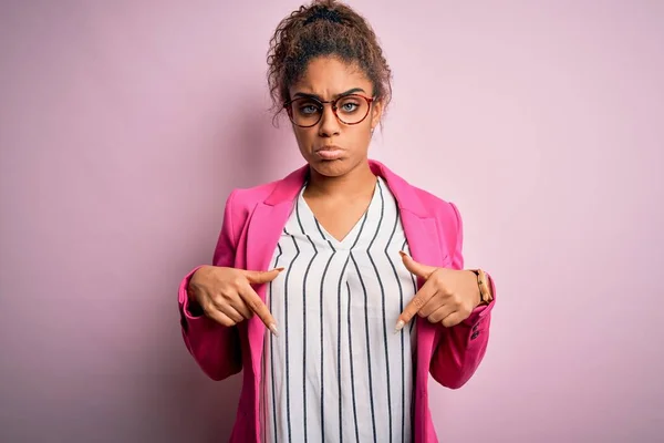 Mulher Negócios Afro Americana Bonita Vestindo Jaqueta Óculos Sobre Fundo — Fotografia de Stock