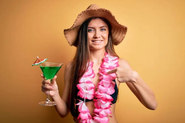 美しいです女性とともに青い目オン休暇身に着けていますビキニとHawaiianレイドリンクカクテルとともに驚き顔指差し指彼自身 — ストック写真