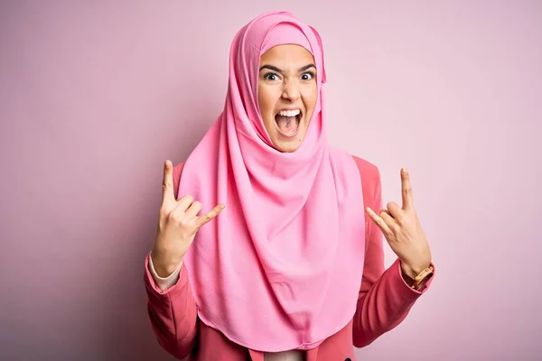 Młoda Piękna Dziewczyna Nosząca Muzułmański Hidżab Stojąca Nad Odizolowanym Różowym — Zdjęcie stockowe