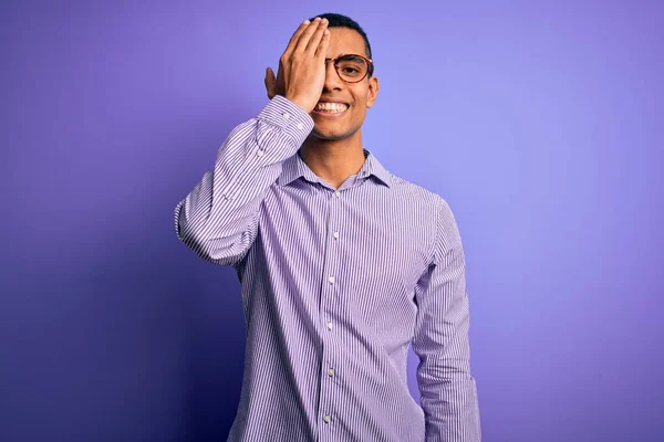 Bonito Homem Afro Americano Vestindo Camisa Listrada Óculos Sobre Fundo — Fotografia de Stock