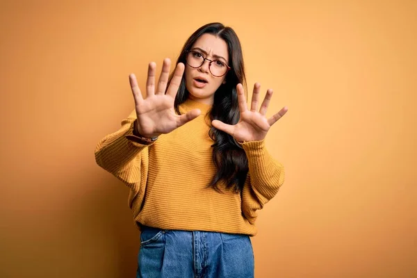 Junge Brünette Frau Mit Brille Und Lässigem Pullover Vor Gelbem — Stockfoto