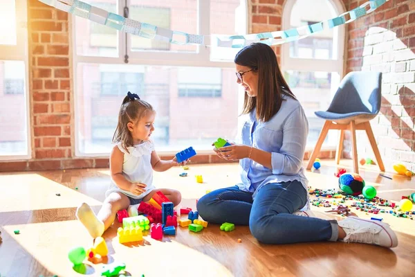 Garota Branca Brincando Aprendendo Playschool Com Professora Mãe Filha Sala — Fotografia de Stock