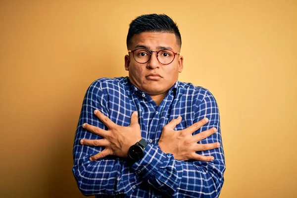 Joven Hombre Latino Guapo Con Camisa Casual Gafas Sobre Fondo —  Fotos de Stock