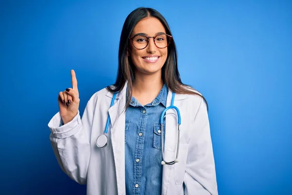 Mladá Krásná Doktorka Nosí Stetoskop Brýle Přes Modré Pozadí Ukazující — Stock fotografie