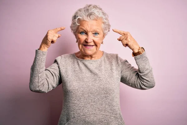 Senior Hermosa Mujer Con Camiseta Casual Pie Sobre Fondo Rosa —  Fotos de Stock